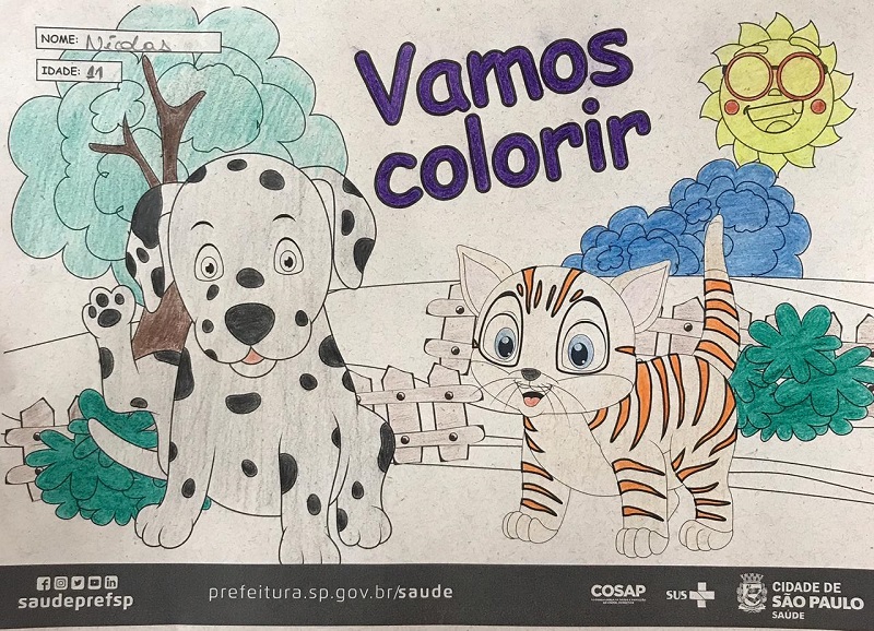 #PraCegoVer: A imagem contém a fotografia de um desenho colorido de um cachorro acompanhado de um gato. O desenho está colorido com as cores laranja, branco, verde, roxo, azul e amarelo.